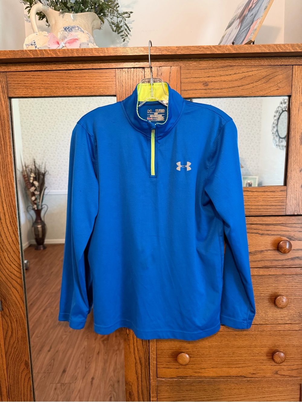 Boys Under Armour Blue Athletic HeatGear YXL Top